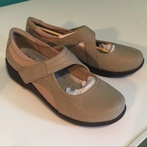 Tan “Cloudsteppers by Clarks” shoes ☁️👟